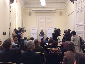 Acto en el centro Henri Dunant de Ginebra en el que se ha dado a conocer la decisión de ETA. (@gara_isoto) 