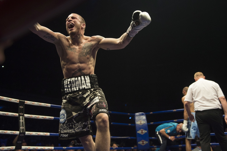 Kerman Lejarraga tras vencer a Skeete por KO. (Monika DEL VALLE / FOKU)