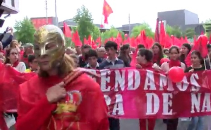 Imagen de la manifestación ‘en defensa de la bandera navarra’, en la que destacó la performance de la txistorra.