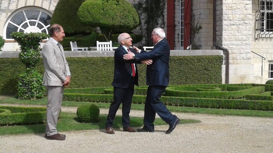 Bertie Ahern Irlandako lehen ministro ohia Etchegaray eta Currin agurtzen. (@Maite_Ubiria)