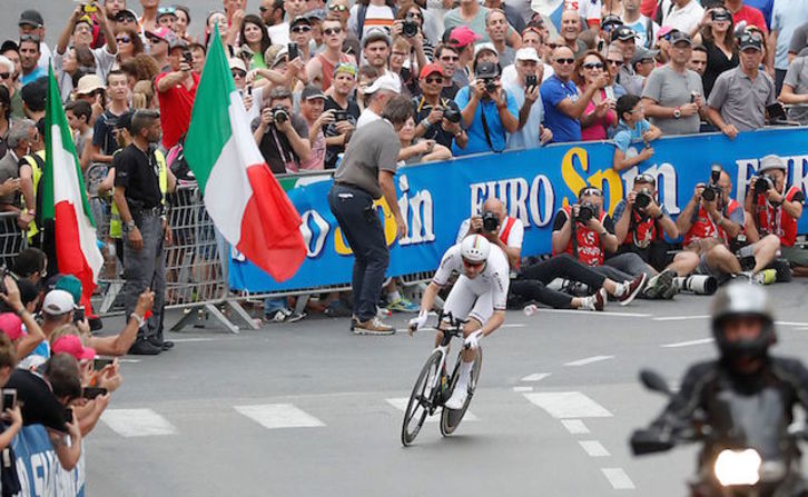 Tom Dumoulin, en pleno esfuerzo por las calles de Jerusalén. (Thomas COEX / AFP)