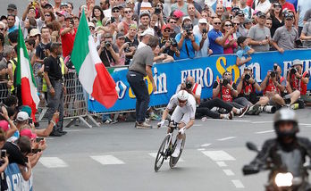 Tom Dumoulin, en pleno esfuerzo por las calles de Jerusalén. (Thomas COEX  / AFP)
