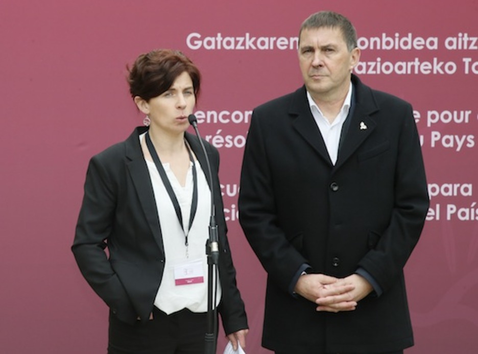 Arnaldo Otegi eta Anita Lopepe, adierazpenaren inguruko irakurketa egiten, EH Bildu eta EH Bairen izenean. (Bob EDME)