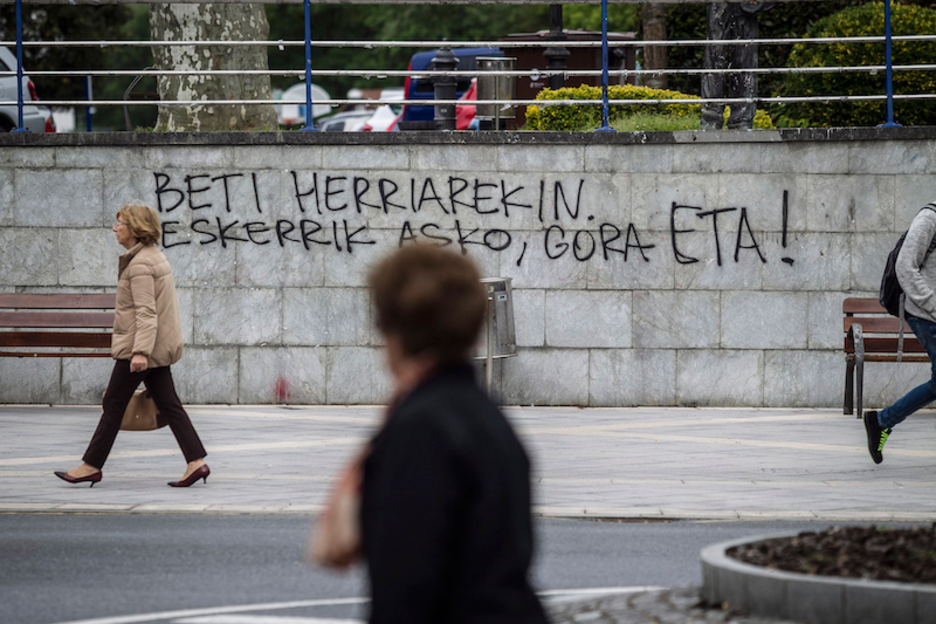 Mungian egindako margoketa, «beti herriarekin. Eskerrik asko, gora ETA!» mezua. (Aritz LOIOLA/FOKU)
