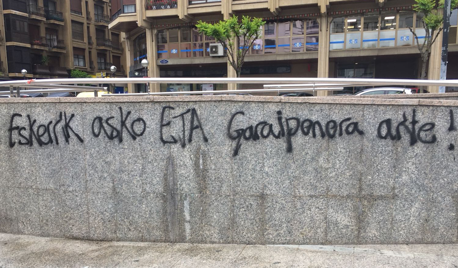 Donostiako Gros auzoan, «eskerrik asko ETA, garaipenera arte!» mezuarekin. 