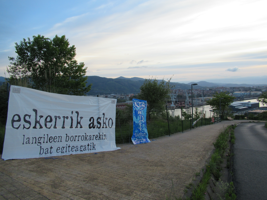 «Eskerrik asko langileen borrokarekin bat egiteagatik» pankarta Ezkerraldean.