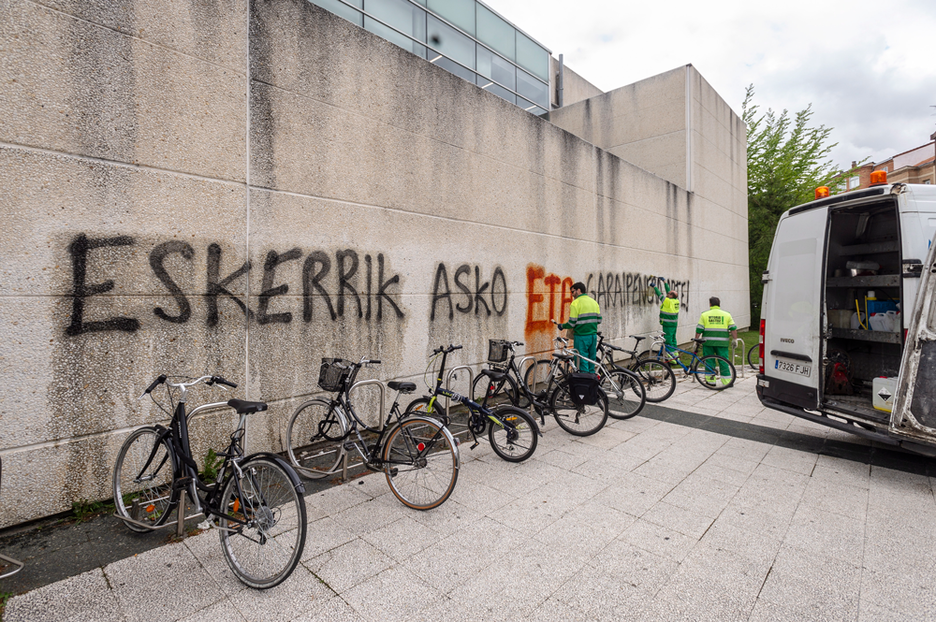 «Eskerrik asko ETA, garaipenera arte» mezua Gasteizen. (Jaizki FONTANEDA/FOKU)