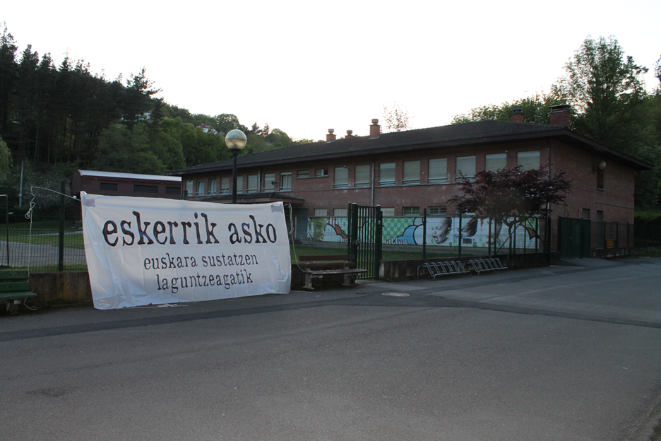 «Eskerrik asko euskara sustatzen laguntzeagatik» mezua ikastola baten atarian.