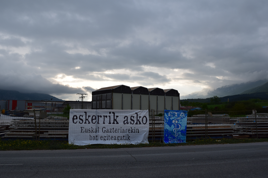 Lakuntzan «eskerrik asko euskal gazteriarekin bat egiteagatik» mezuarekin batera agertu den pankarta. 