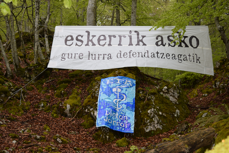 Beste «esker» mezuetako bat, kasu honetan «gure lurra defendatzeagatik» esaldiarekin.