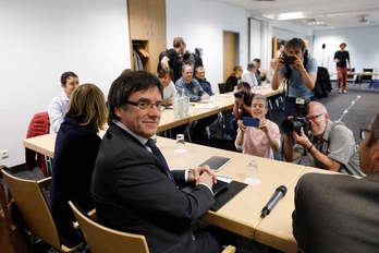 Elsa Artadi, de espaldas, y Carles Puigdemont durante la reunión de JxCat hoy en Berlín. (Odd ANDERSEN /AFP)