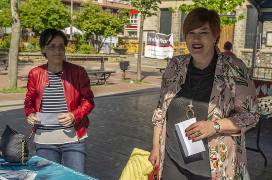 Josune Irabien Amurrioko alkatea eta Eva Blanco EH Bilduko legebiltzarkidea, botoa ematen. (Jaizki FONTANEDA/FOKU) Josune Irabien Amurrioko alkatea eta Eva Blanco EH Bilduko legebiltzarkidea, botoa ematen. (Jaizki FONTANEDA/FOKU)