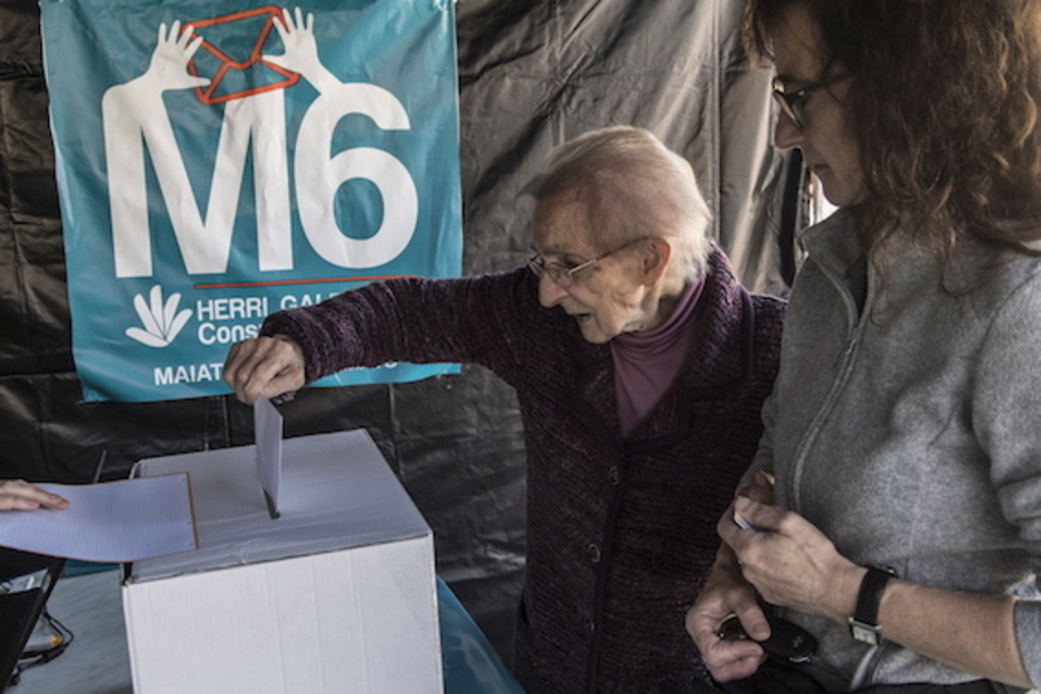 Beste pertsona heldu bat, Malerrekan, botoa ematen. (Jagoba MANTEROLA/FOKU) Beste pertsona heldu bat, Malerrekan, botoa ematen. (Jagoba MANTEROLA/FOKU)