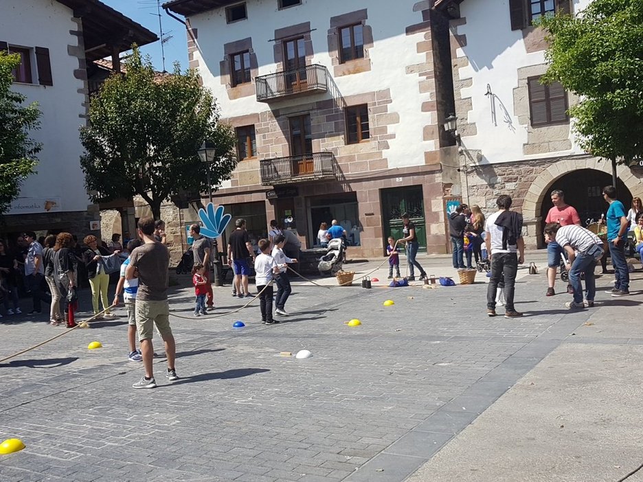 Herri kirolak egin dituzte Donezteben eguna girotzeko. (@AunitzEskuetan) Herri kirolak egin dituzte Donezteben eguna girotzeko. (@AunitzEskuetan)