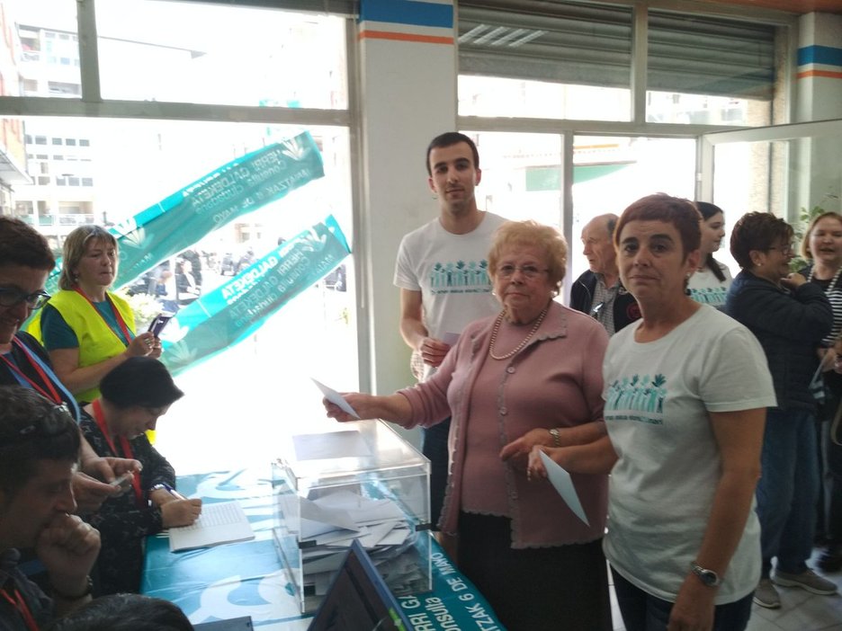 Familia oso bat, botoa ematen Zamudion. (@izartuzamudio) Familia oso bat, botoa ematen Zamudion. (@izartuzamudio)