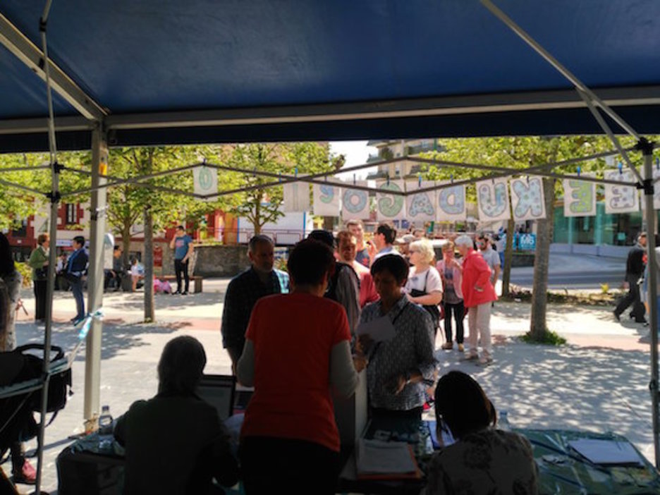 Eguerdi partean bildu da jende gehien botoa emateko. Irudian, Amurrioko plaza. ( Eguerdi partean bildu da jende gehien botoa emateko. Irudian, Amurrioko plaza. (
