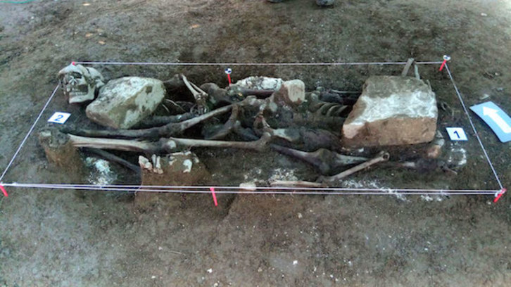 Los restos encontrados en la fosa de Ibero. (Gobierno navarro)