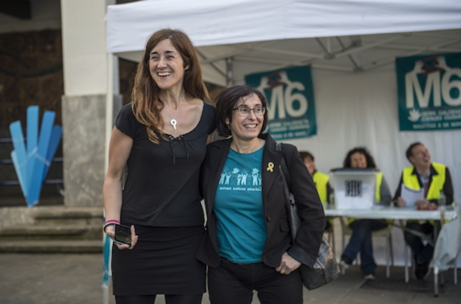 Portugaleteko zubian egin dute eguneko azken agerraldia Gure Esku Dagoko kideek. (Marisol RAMIREZ/FOKU) Portugaleteko zubian egin dute eguneko azken agerraldia Gure Esku Dagoko kideek. (Marisol RAMIREZ/FOKU)