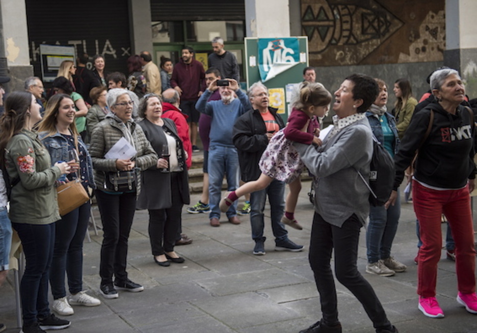 Jendea, kontent emaitzen berri izatean. (Marisol RAMIREZ/FOKU) Jendea, kontent emaitzen berri izatean. (Marisol RAMIREZ/FOKU)