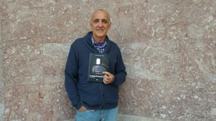 Fermín Ezkieta posa con su libro sobre los presos del fuerte de Ezkaba. (FOTOGRAFÍAS: Iñaki VIGOR)