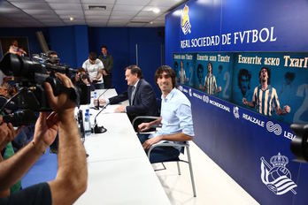 Carlos Martínez junto a Jokin Aperribay, en su despedida en Anoeta. (@RealSociedad)