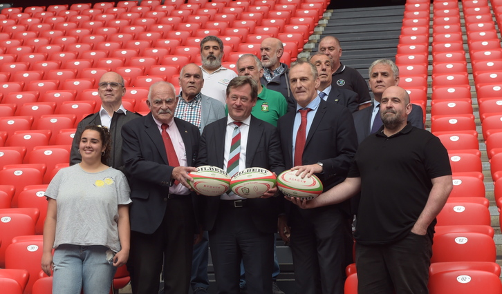 El consejero Bingen Zupiria en el centro con Iñaki Laskurain, presidente de la federación de la CAV de rugby, y otros representantes de del mundo del rugby vasco. (FOKU)