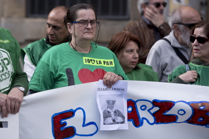 Pilar Cortes, con una foto del Arzobispo, en la protesta. (Iñigo URIZ/FOKU)