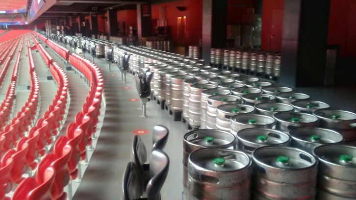Barriles de cerveza en el interior de San Mamés.