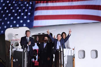 Los ciudadnos liberados, junto a Donald y Melania Trump a su llegada a Maryland. (Saul LOEB / AFP)