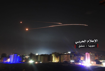 Los sistemas sirios de defensa antiaérea interceptan misiles israelíes sobre Damasco. (AFP) 