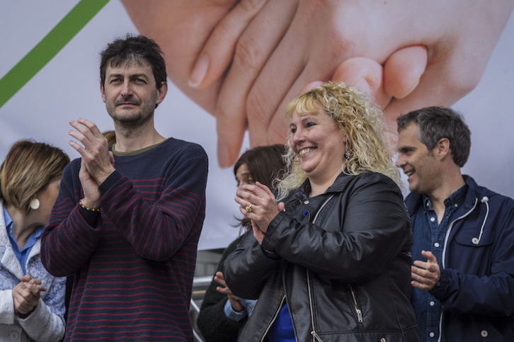 Errazkin e Intxaurrandieta, en un acto en su apoyo celebrado en Azpeitia el pasado abril. (Aritz LOIOLA / FOKU)