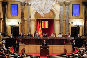Torra, durante su intervención en el Parlament. (Pau BARRENA/AFP)