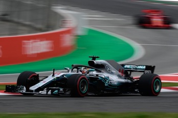 Hamilton saldrá desde la ‘pole’ en Montmeló. (Lluis GENÉ/AFP)
