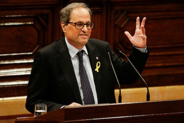 Quim Torra, en el estrado del Parlament. (Pau BARRENA/AFP)