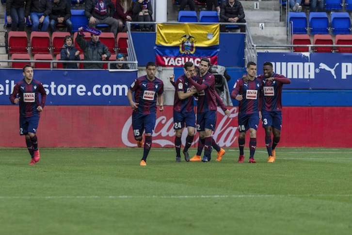 Los armeros celebran el gol de Charles. (Aritz LOIOLA/FOKU)
