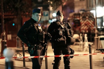 La Policía francesa, desplegada en la zona del ataque. (Geoffroy VAN DER HASSELT/AFP)