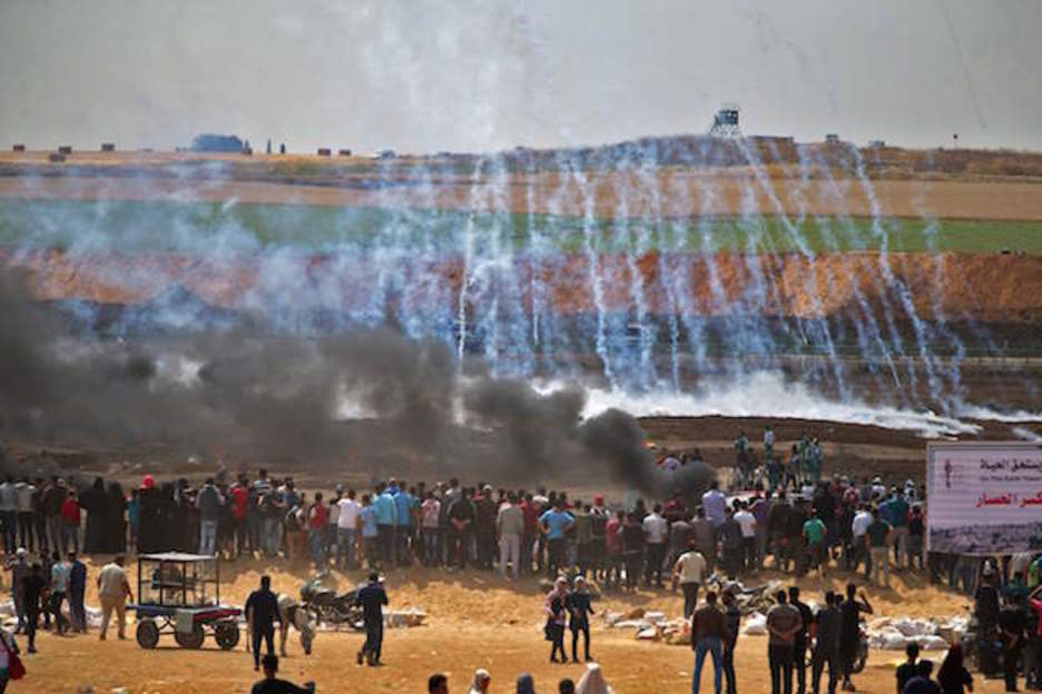 Gases lacrimógenos y humo de neumáticos quedamos en la frontera de Gaza. (Mohammed ABED / AFP)