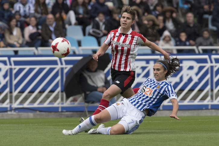 Un lance del derbi de Anoeta entre Real y Athletic. (Juan Carlos RUIZ / FOKU)