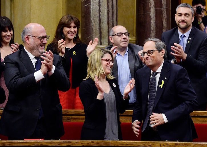 Quim Torra es aplaudido tras ser investido president. (Lluís GENE/AFP)