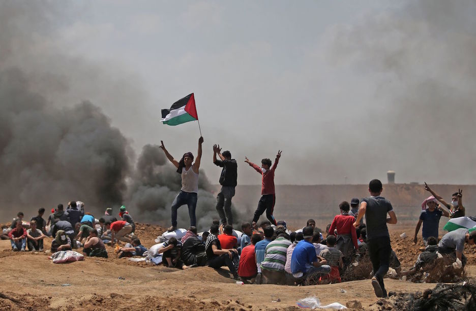 Un grupo de palestinos durante las protestas en las que han muerto 52 personas por disparos de Israel. (Mohammed ABED / AFP)