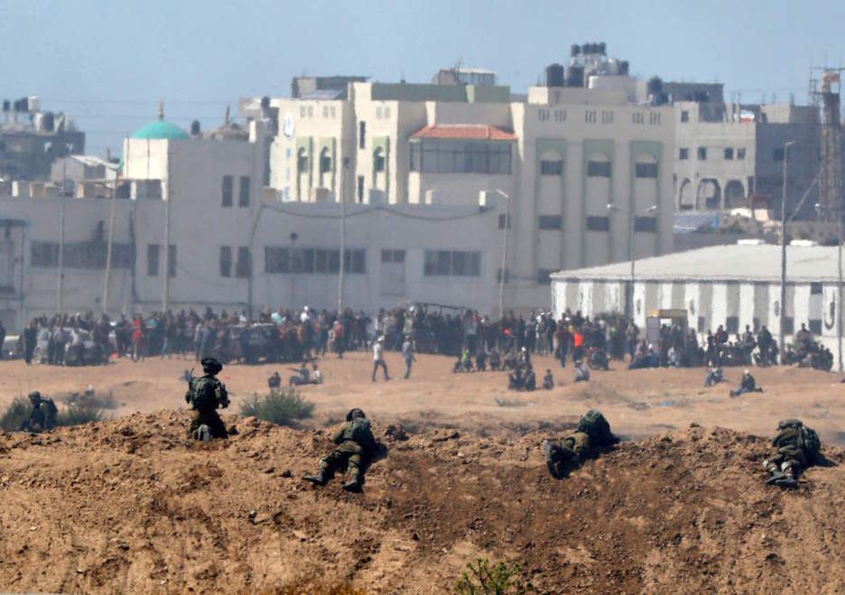 Soldados israelíes, frente a los palestinos. (Jack GUEZ / AFP)