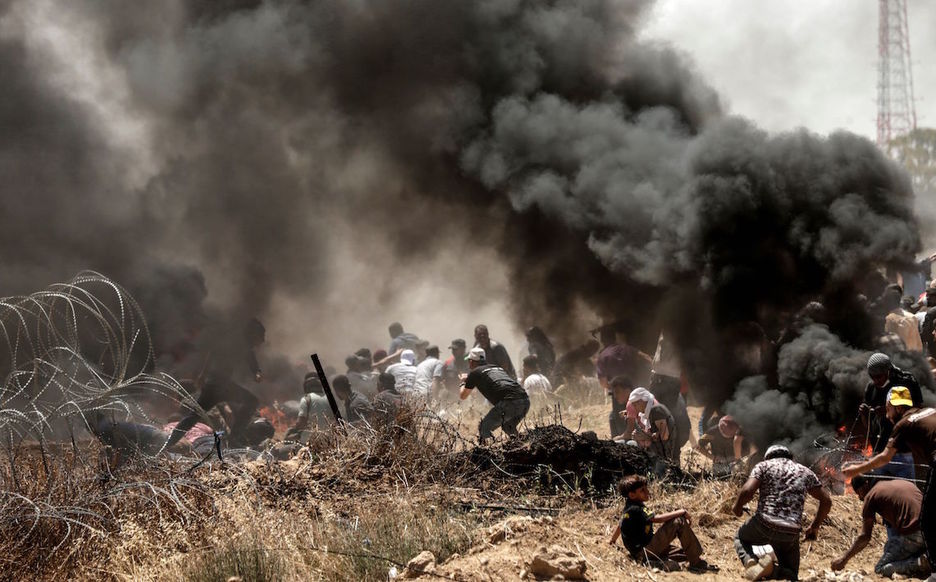 Los palestinos han tratado de ocultarse entre el humo. (Mahmud HAMS / AFP)