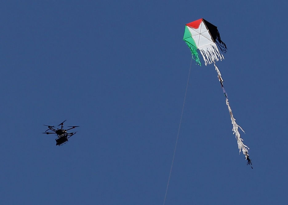 Un drone israelí y una cometa palestina, fiel reflejo de la disputa. (Mohammed ABED / AFP)