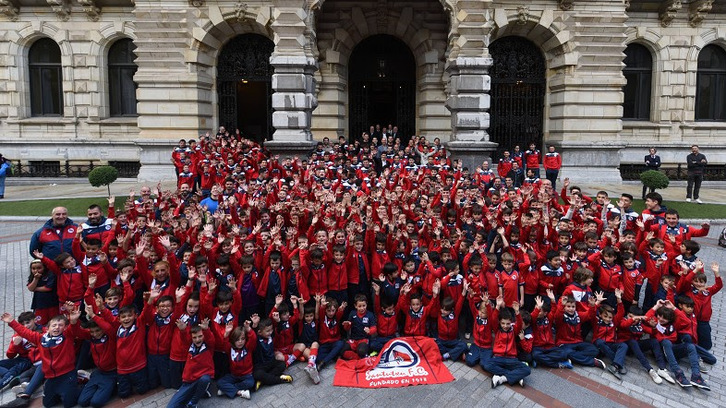 400 niños del Santutxu en el Palacio Foral.