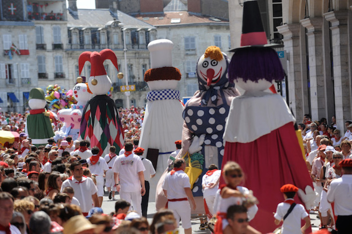 Gigantes en las calles durante las fiesta de Baiona. (Gaizka IROZ)