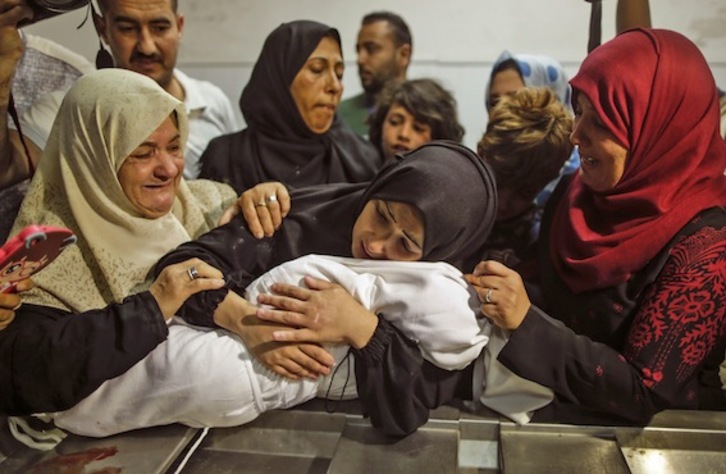Allegados lloran la muerte de Leila al-Ghandour, de ocho meses, a causa de la inhalación de gases lacrimógenos lanzados por el Ejército israelí. (Mahmud HAMS/AFP)