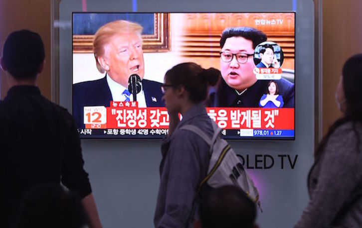 Las imágenes de Donald Trump y Kim Jong-un, en una pantalla en Seúl. (JUNG YEON-YE/AFP)