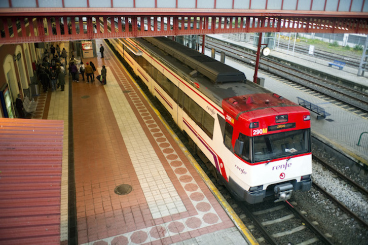 Un tren de cercanías de Renfe en la estación de Donostia. (Juan Carlos RUIZ / FOKU)