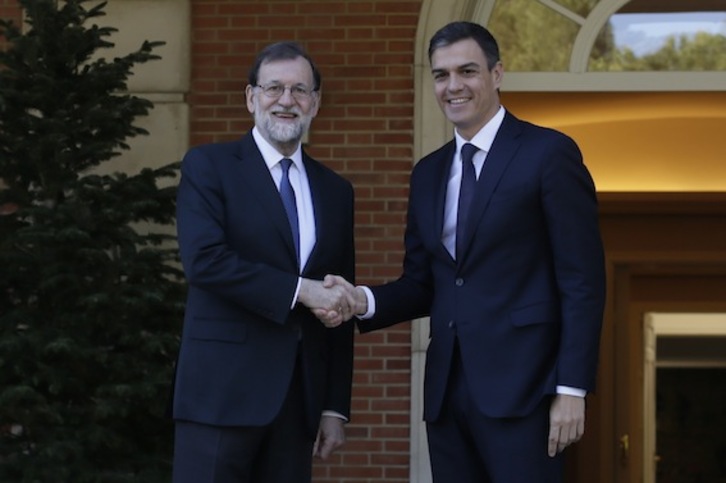 Pedro Sánchez, ayer, durante su reunión con Mariano Rajoy. (POOL/LA MONCLOA)
