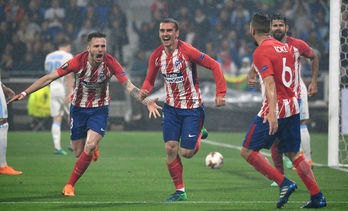 Los jugadores del Atlético celebran uno de los goles de Griezmann. (Philippe DESMAZES / AFP)